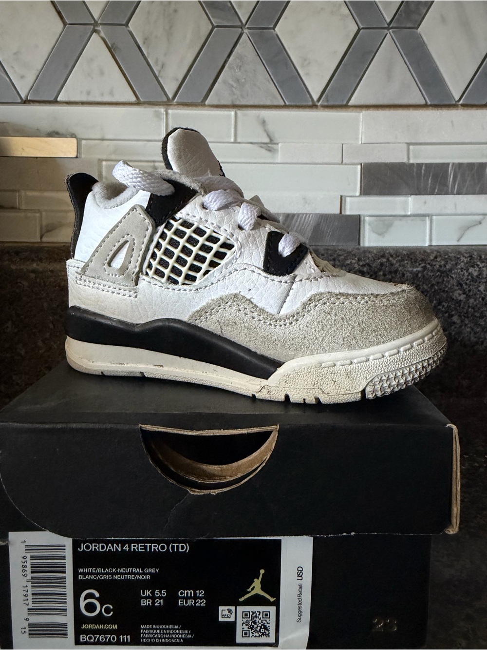 Jordan Kids Sneaker in White & Black